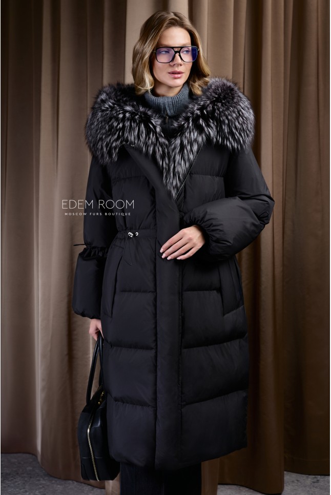 чёрное пуховое пальто с меховым капюшоном