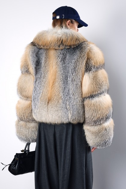 короткая шуба из комбинированной лисы