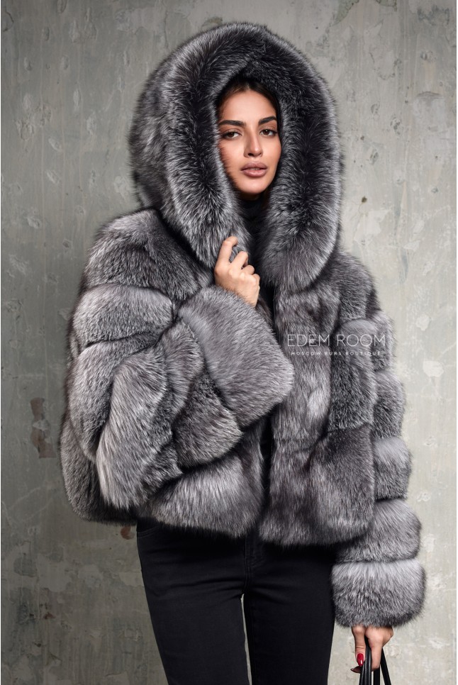 короткая шуба из лисы с капюшоном