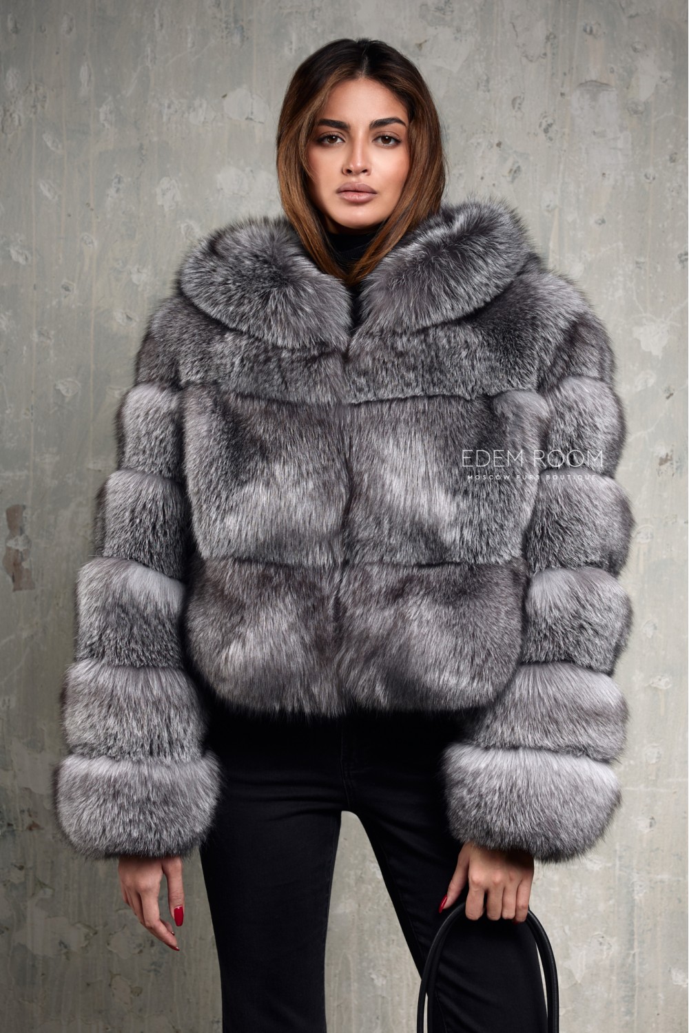 короткая шуба из лисы с капюшоном