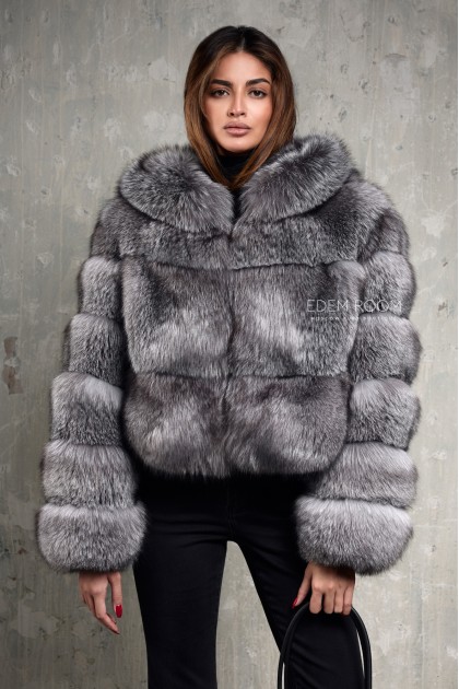 короткая шуба из лисы с капюшоном