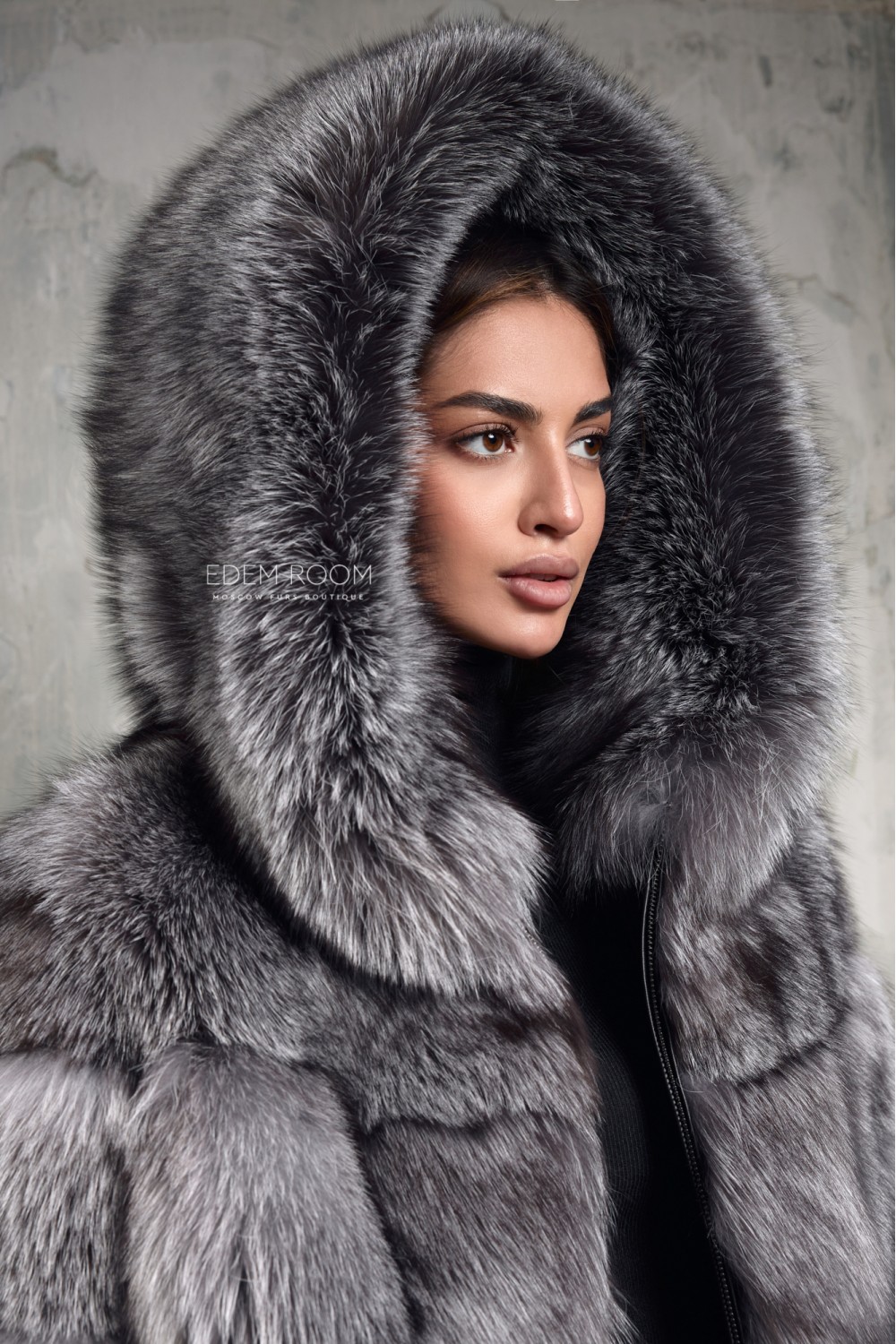 короткая шуба из лисы с капюшоном