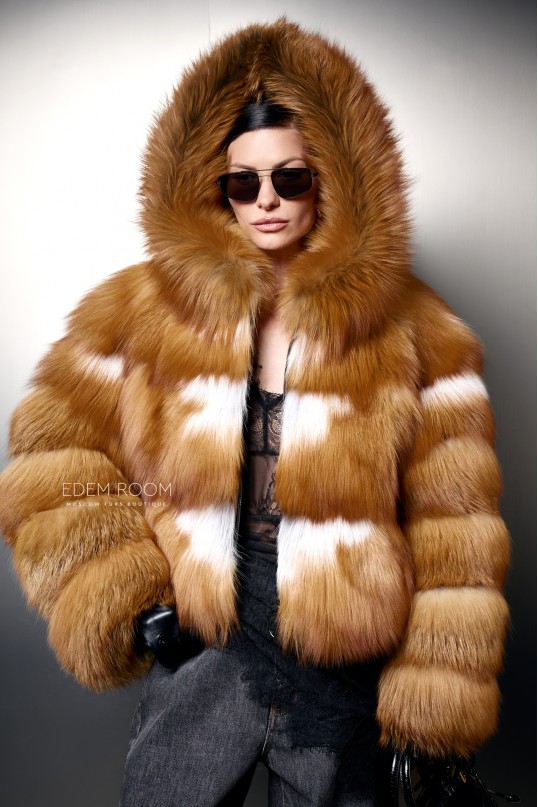 короткая шуба из лисы с капюшоном