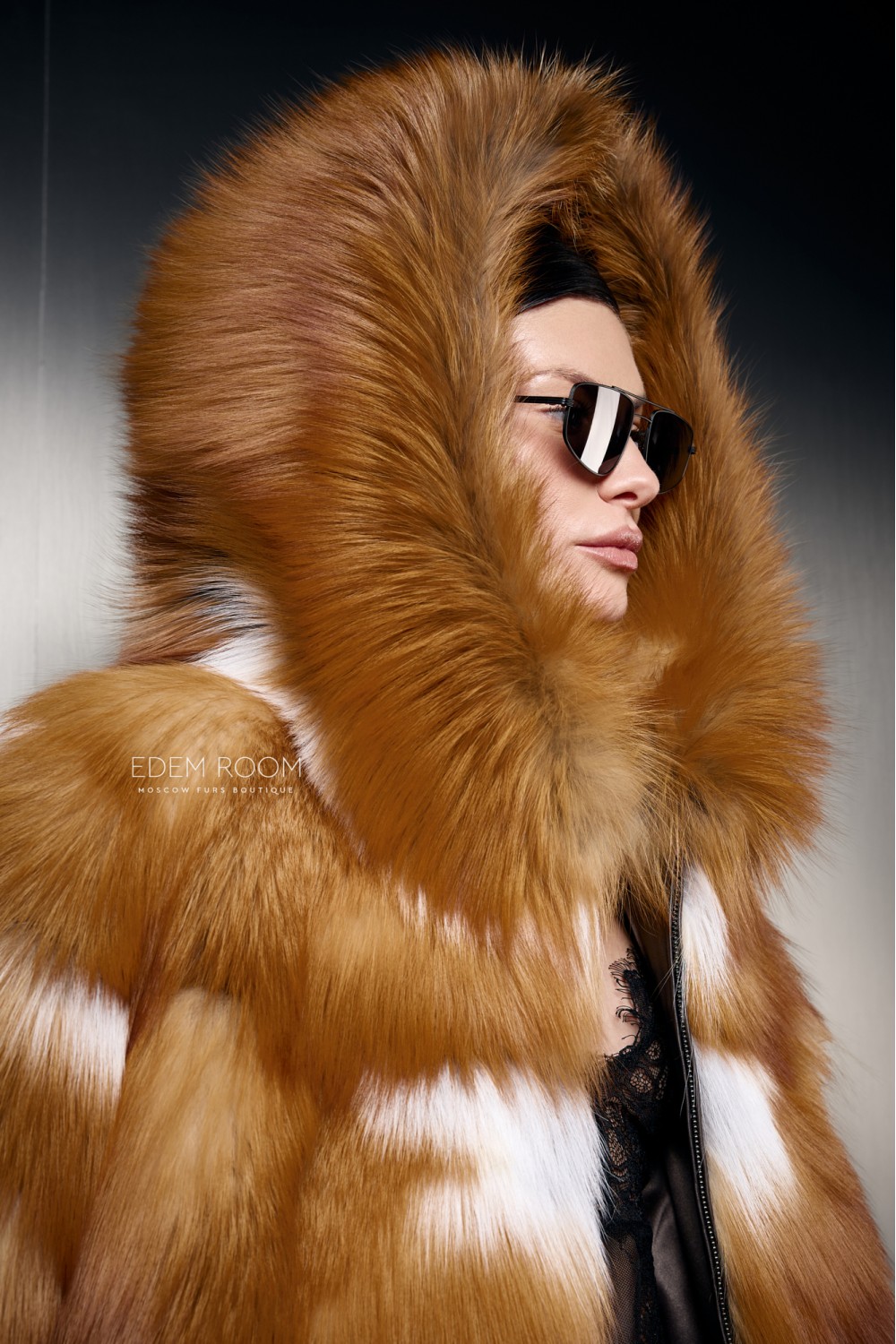 короткая шуба из лисы с капюшоном