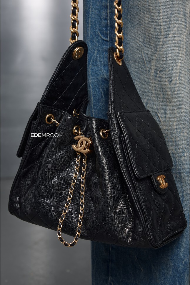 чёрная сумка Chanel из кожи икра