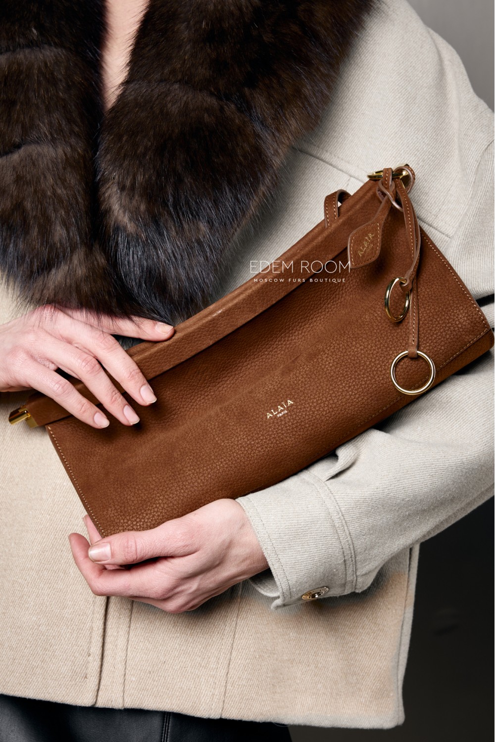 сумка - клач от бренда Alaia