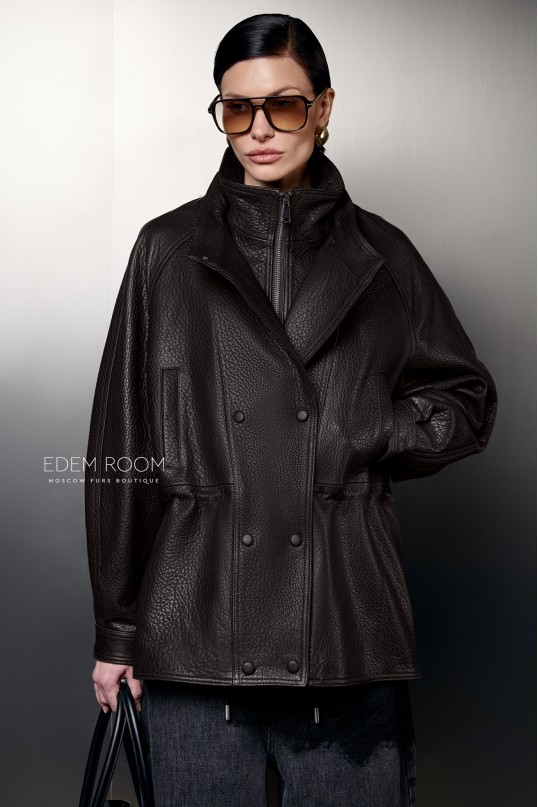 коричневая кожаная куртка