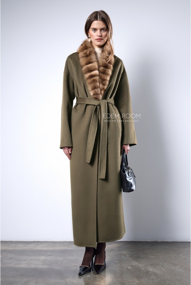 длинное пальто с воротником из куницы