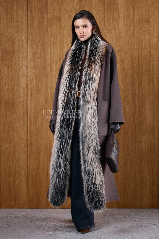 Шерстяное пальто с мехом лисы