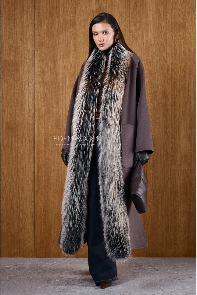 Шерстяное пальто с мехом лисы