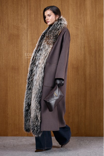 Шерстяное пальто с мехом лисы
