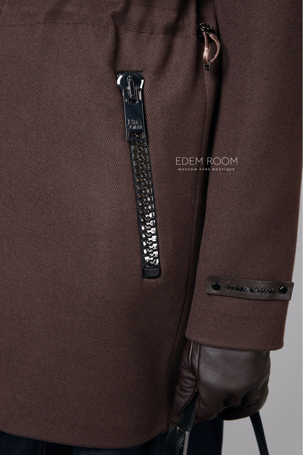 Куртка - жилетка с меховым капюшоном