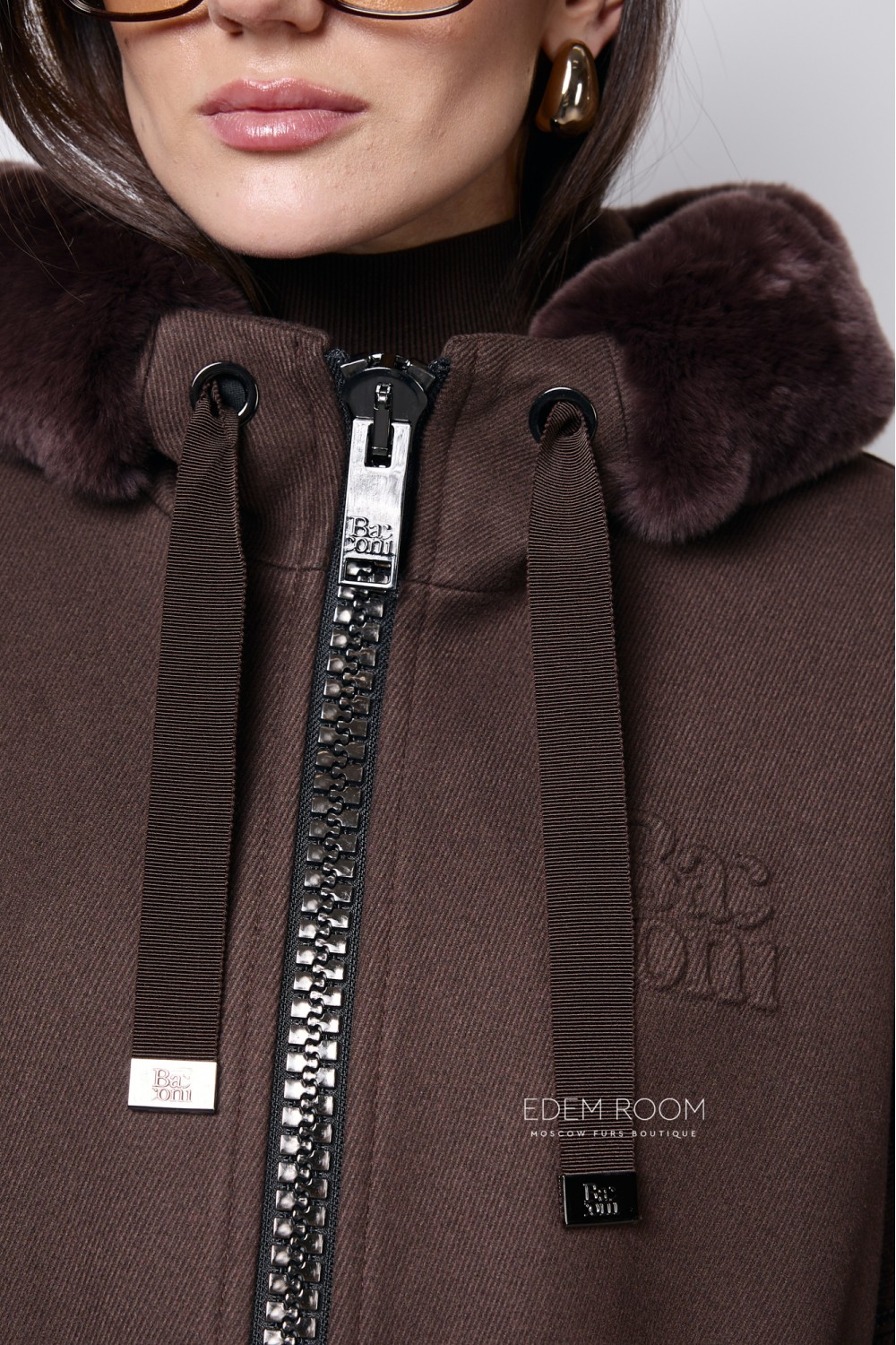 Куртка - жилетка с меховым капюшоном