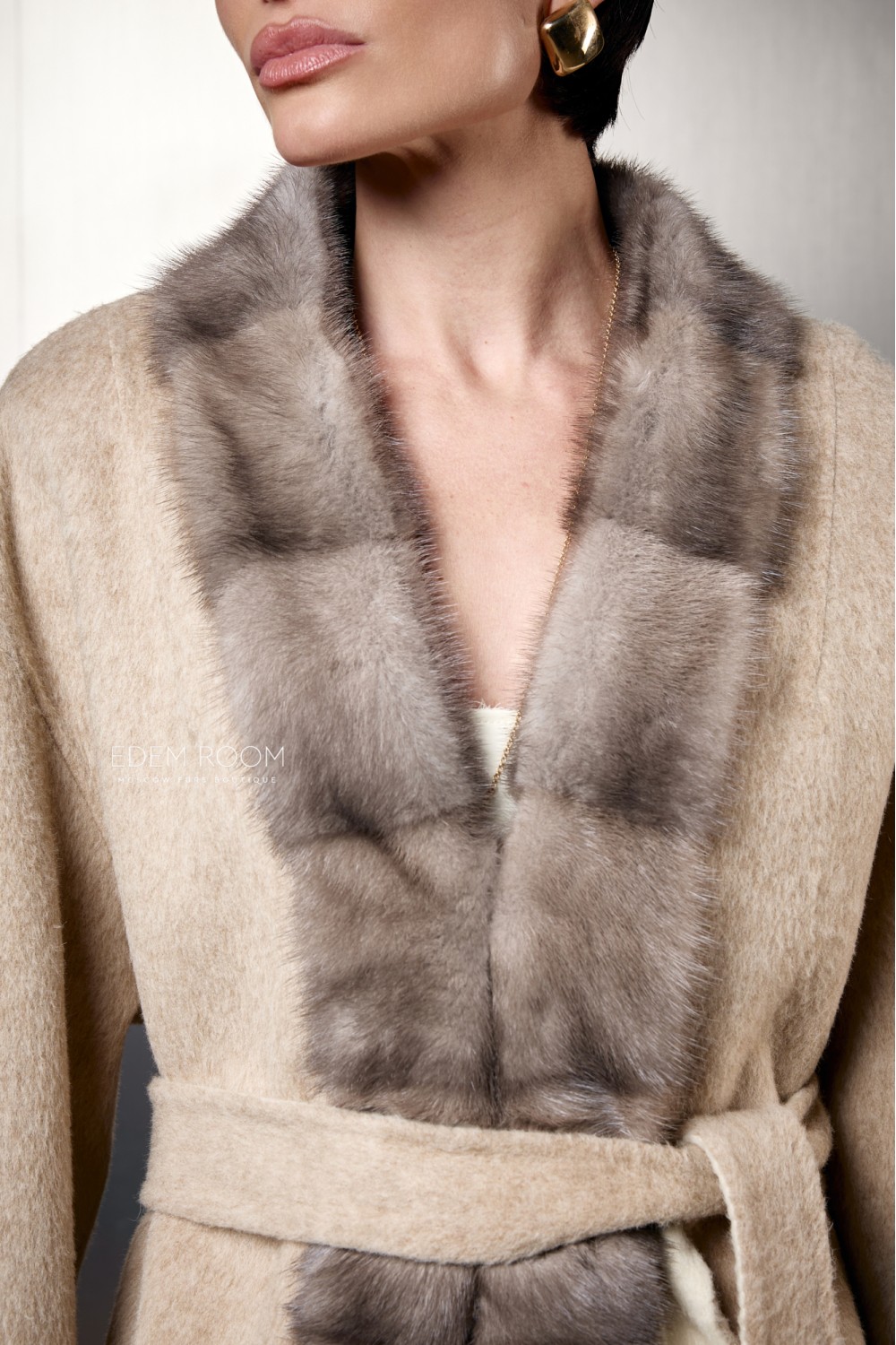 шерстяное пальто с мехом норки