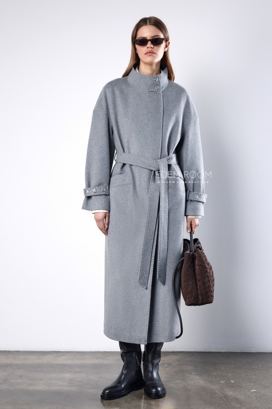 серое удлиненное пальто