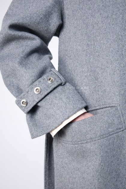 серое удлиненное пальто