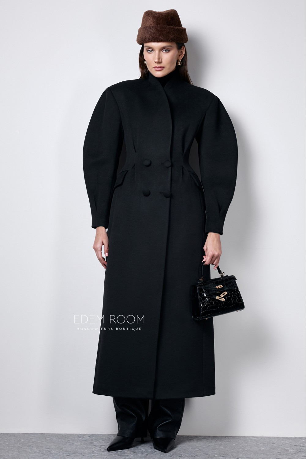 чёрное удлинённое пальто 