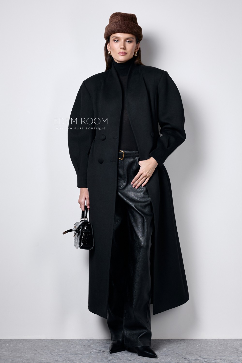 чёрное удлинённое пальто 