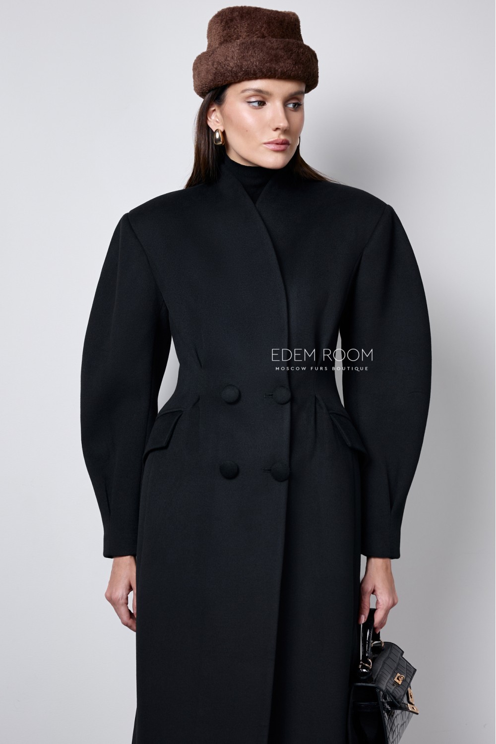 чёрное удлинённое пальто 
