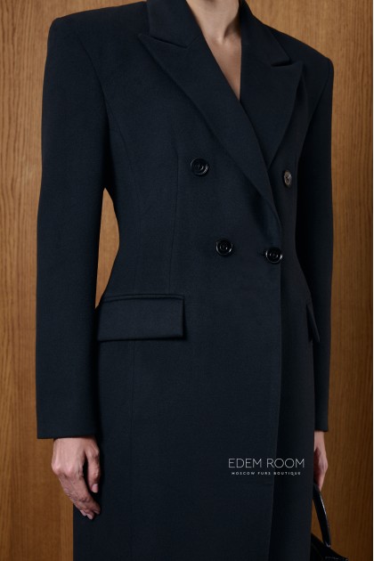 чёрное приталенное пальто