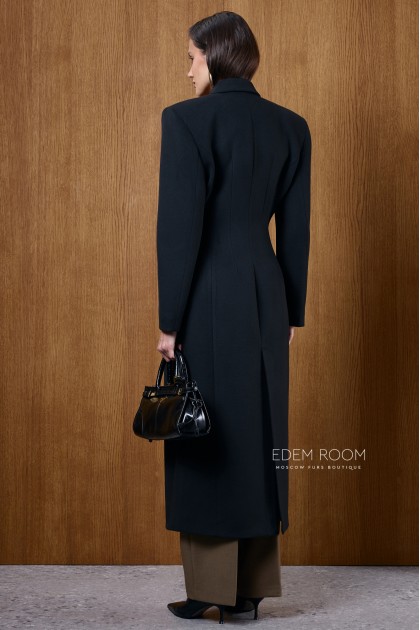 чёрное приталенное пальто