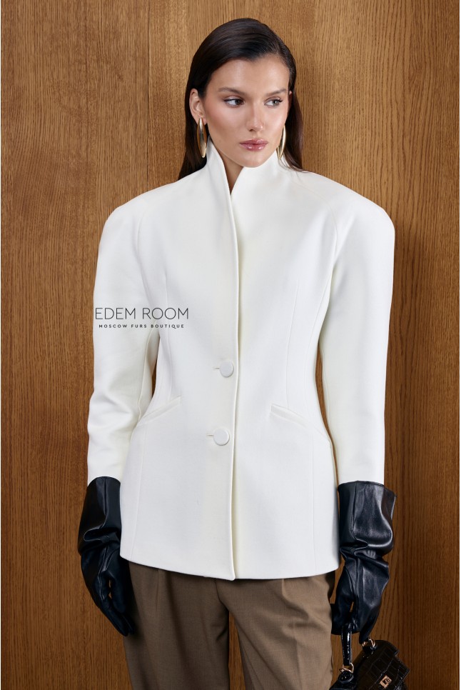 белое приталенное пальто