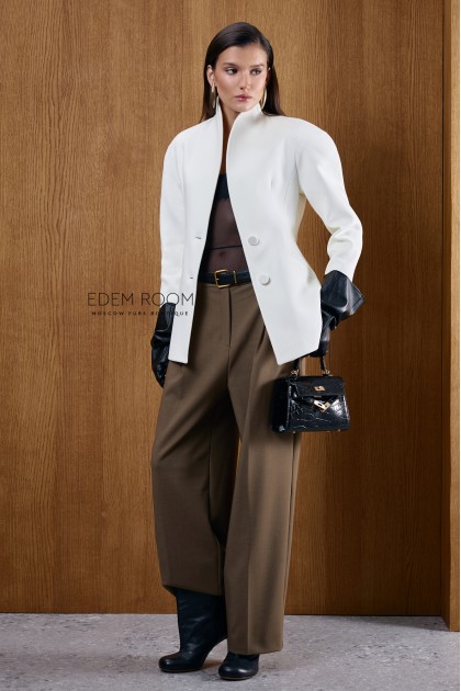 белое приталенное пальто