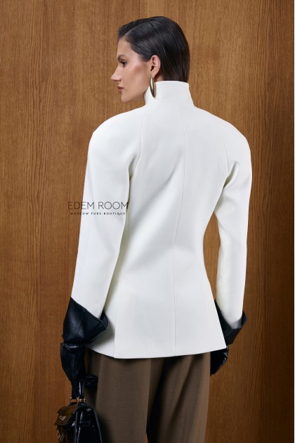 белое приталенное пальто