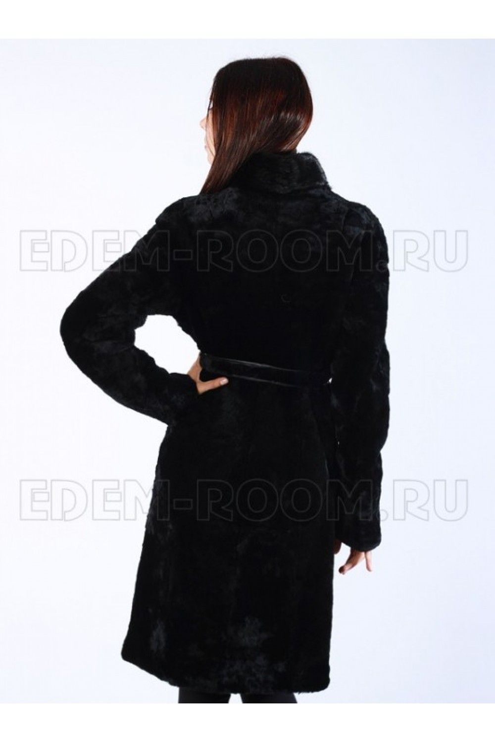 Чёрная женская шуба из мутона с поясом