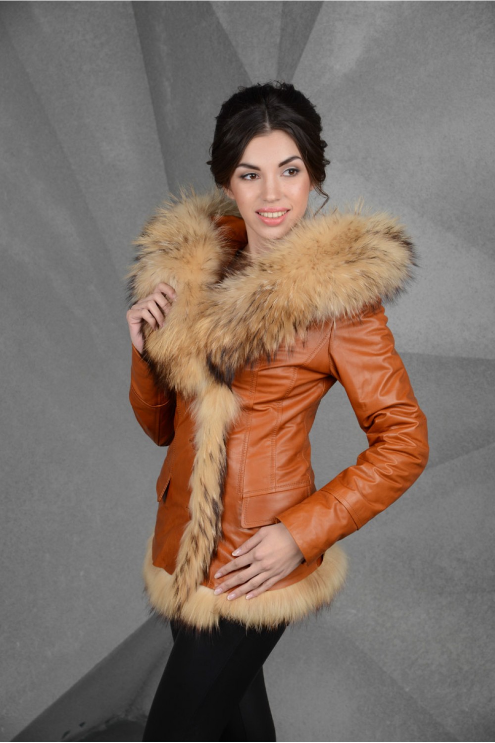 Зимняя куртка кожаная с мехом енота