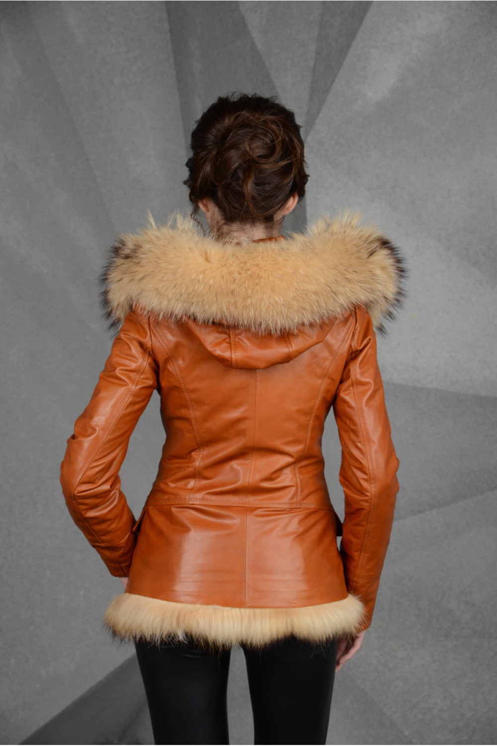 Зимняя куртка кожаная с мехом енота