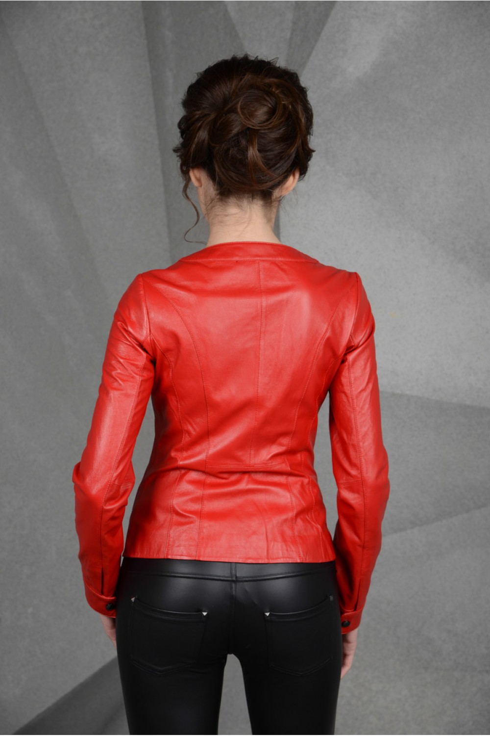 Стильная красная куртка из кожи