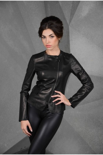 Женская чёрная кожаная куртка