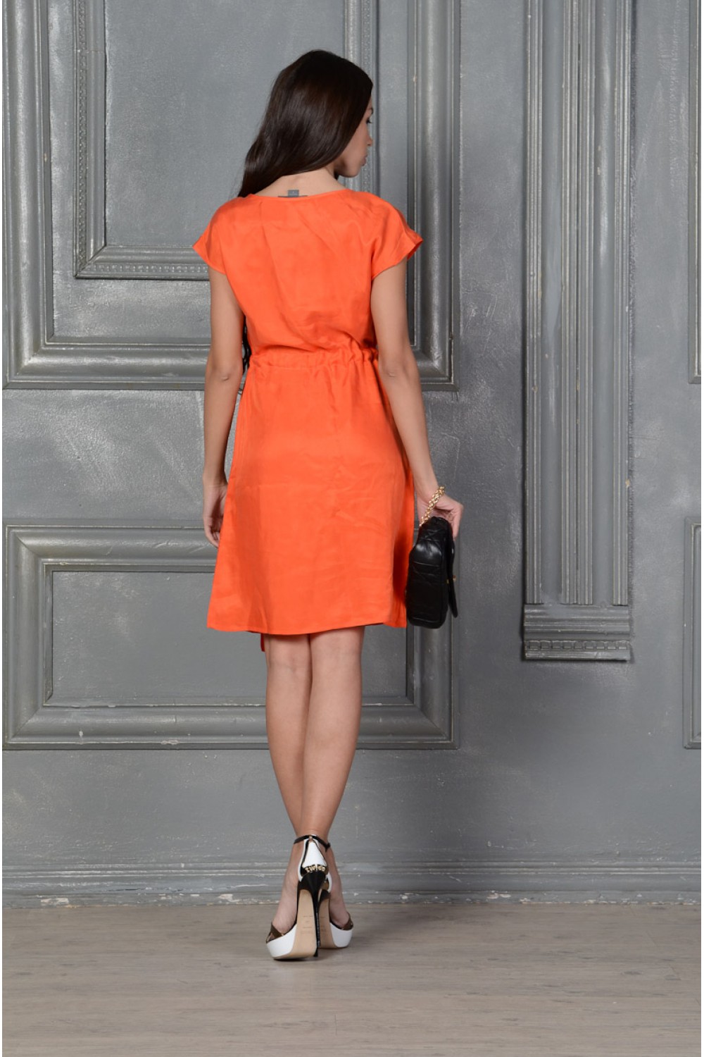 Оранжевое шёлковое платье