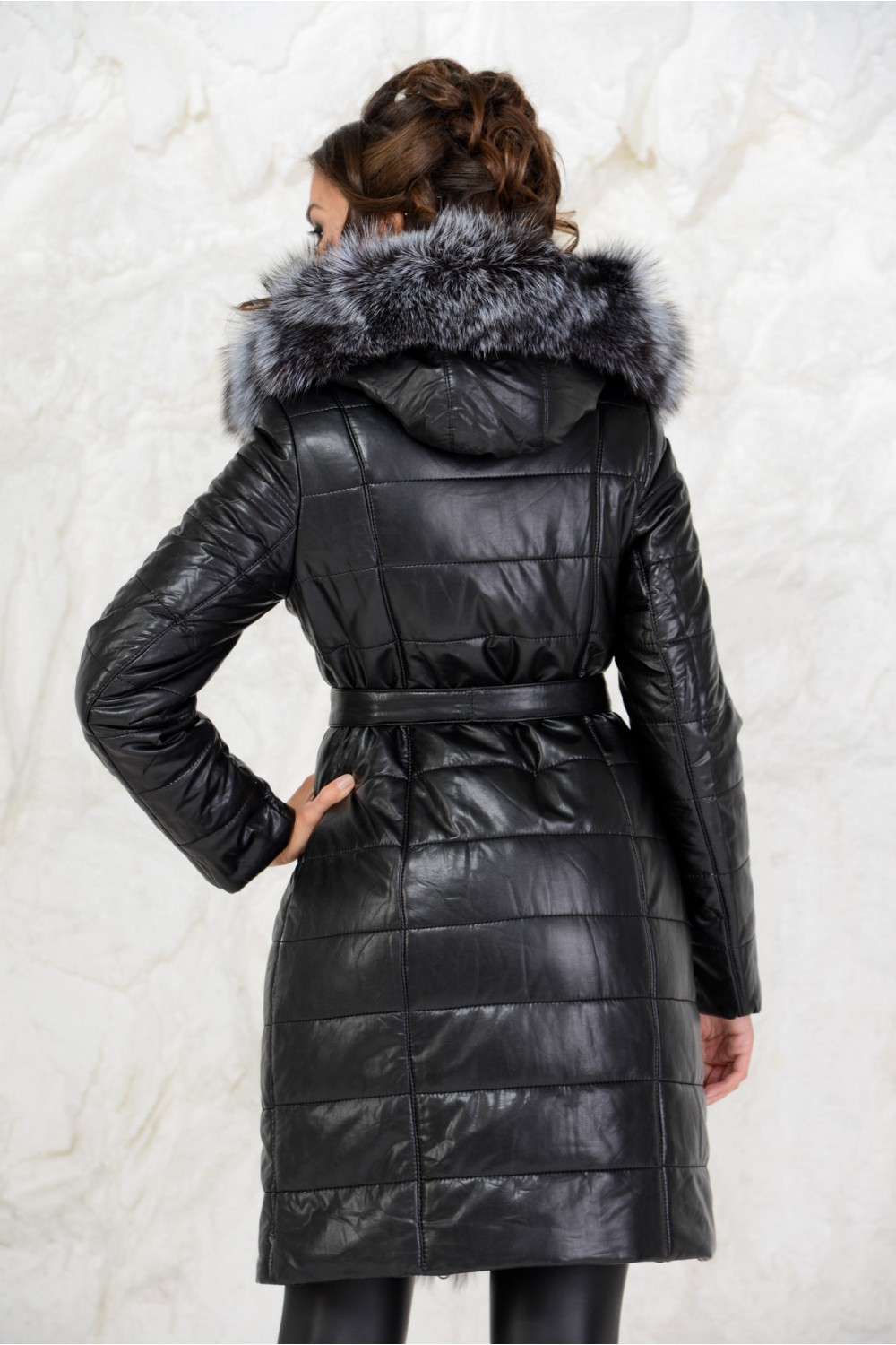Модное пальто из эко-кожи с меховой планкой